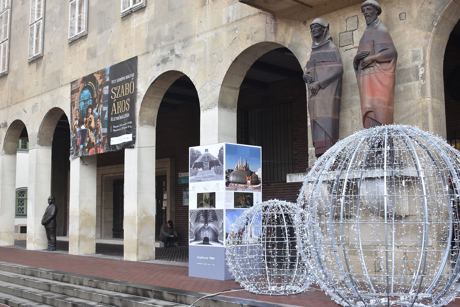 Makovecz oszlop-installáció érkezett Fehérvárra, a Bartók Béla térre